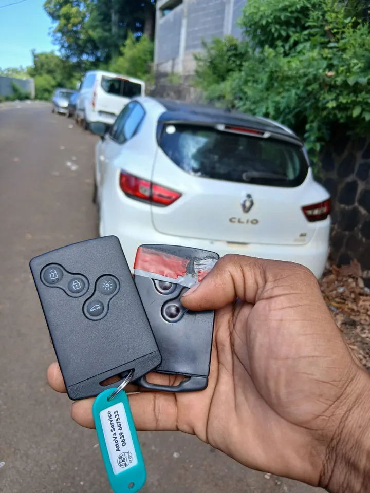 Deux cartes de démarrage présentées devant une Renault Clio. — AttoVa Service, Mayotte.