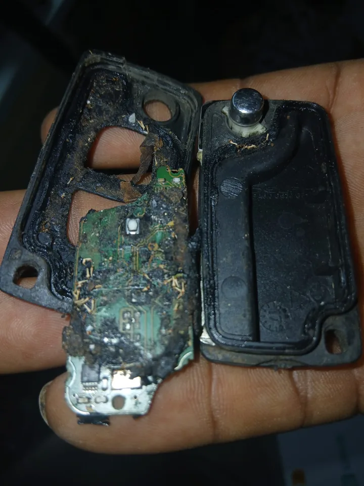 Coque ouverte et circuit électronique d’une clé automobile présentant des traces d’usure. — AttoVa Service, Mayotte.