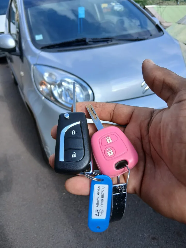 Deux clés présentées devant un véhicule Citroën, avec un porte-clés AttoVa Service. — AttoVa Service, Mayotte.