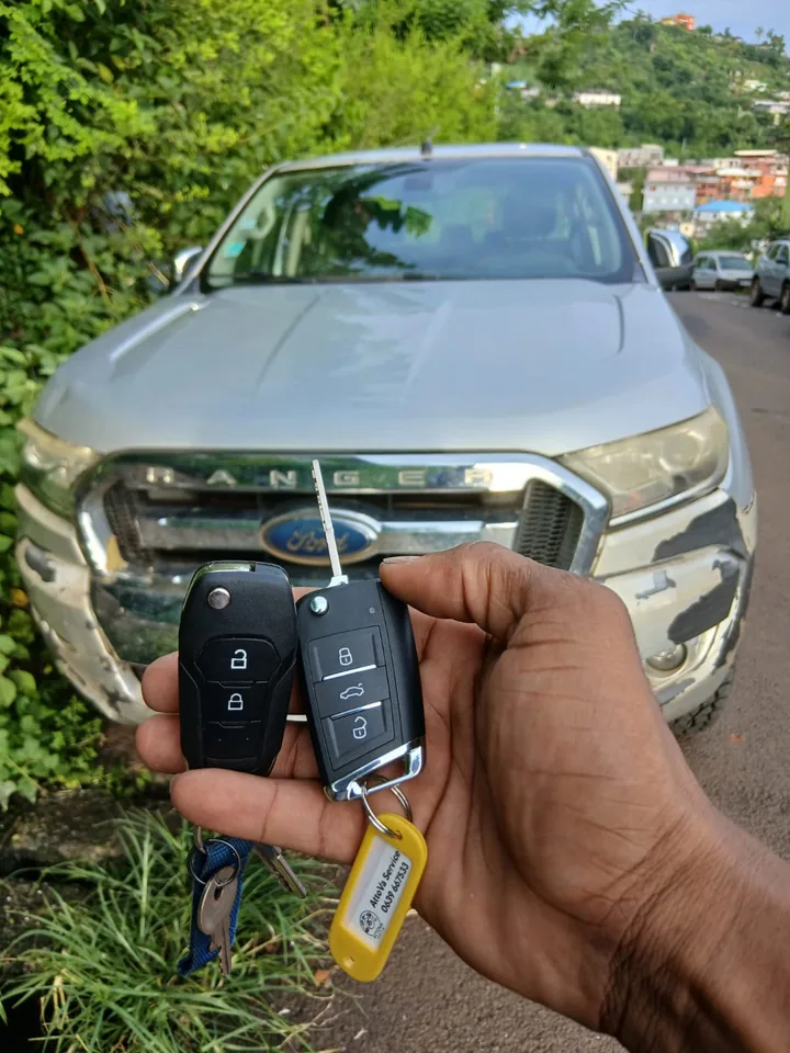 Deux clés avec télécommande présentées devant un Ford Ranger. — AttoVa Service, Mayotte.