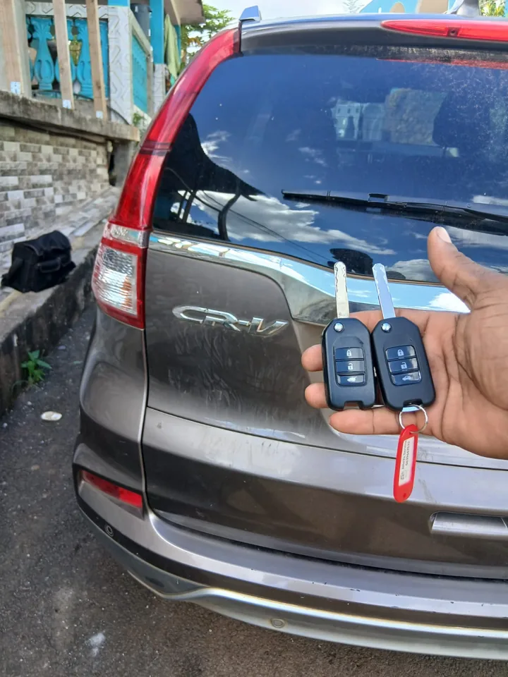 Deux clés à télécommande présentées à l’arrière d’un Honda CR-V. — AttoVa Service, Mayotte.