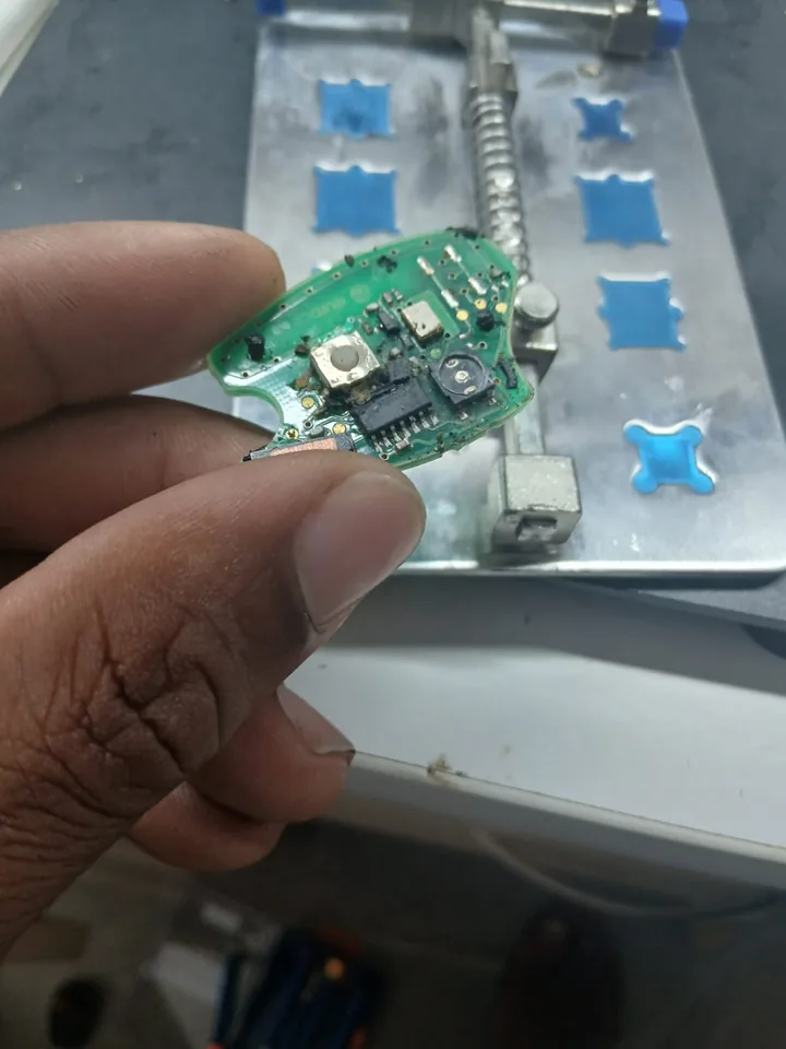 Circuit électronique d’une télécommande automobile observé à l’atelier. — AttoVa Service, Mayotte.